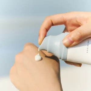 کرم ضد آفتاب سنتلا هیالو سیکا SPF 50 اسکین 1004